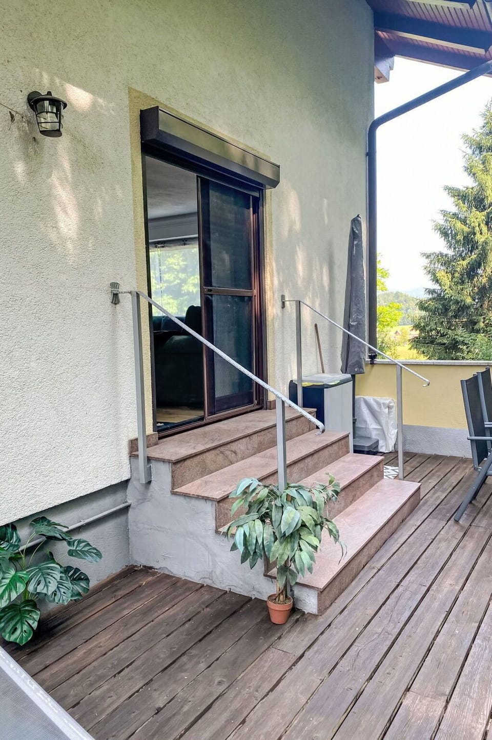 Wood, Stairs, Floor, Composite Material, Hardwood, Handrail, Wood Stain, Metal, Flowerpot