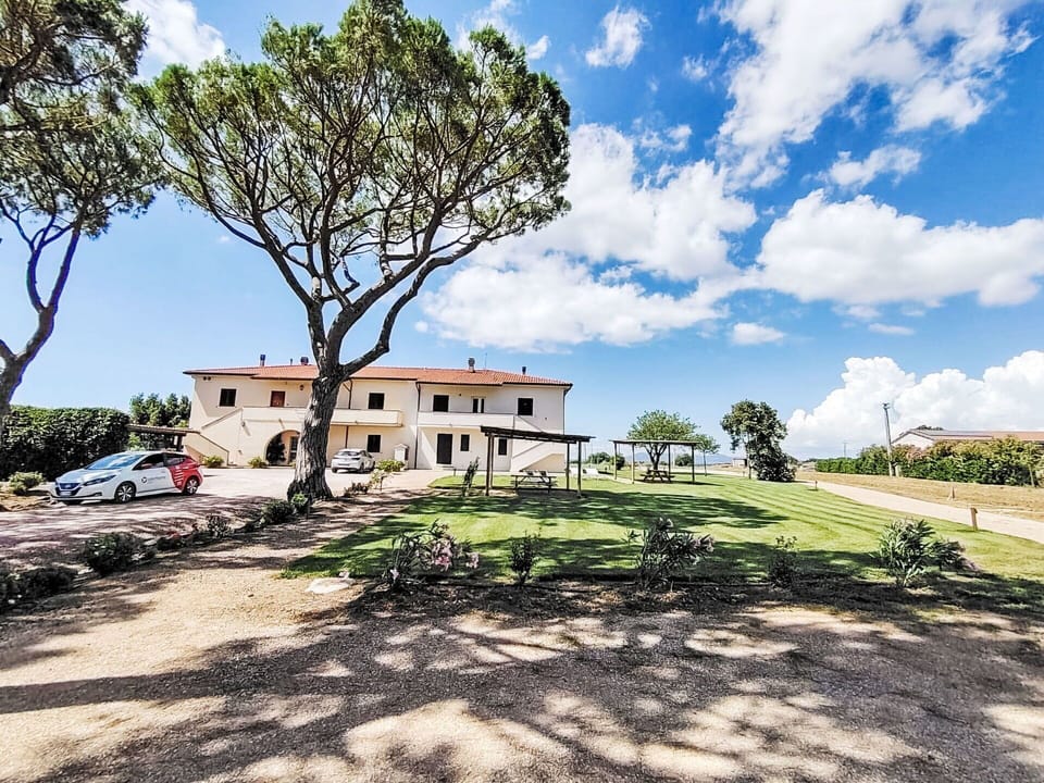 Sky, Estate, Shade, Villa, Mansion, Hacienda, Farmhouse