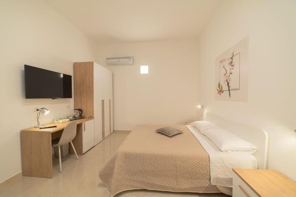 Desk, free WiFi, wheelchair access