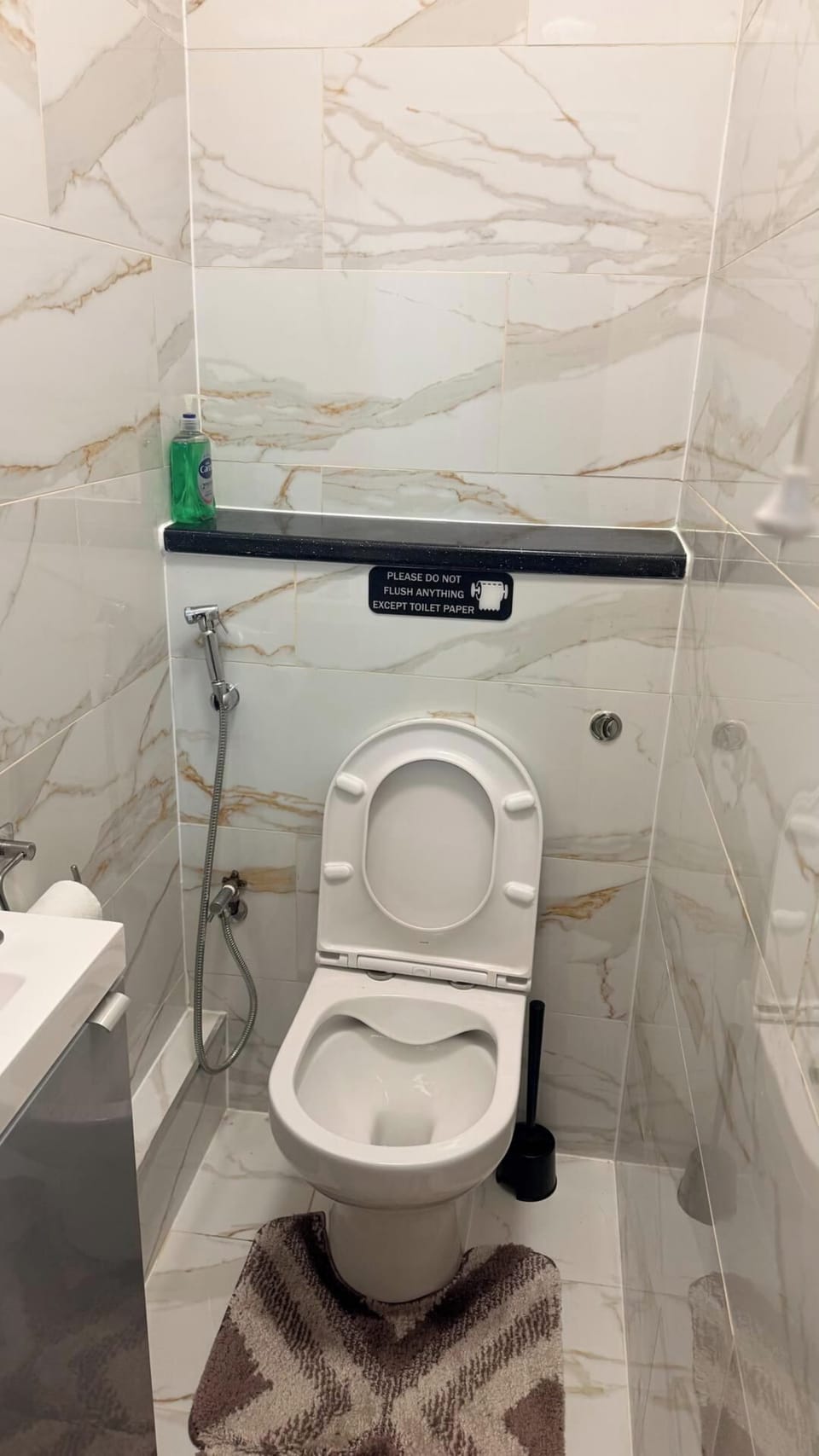 Combined shower/tub, deep soaking tub, towels