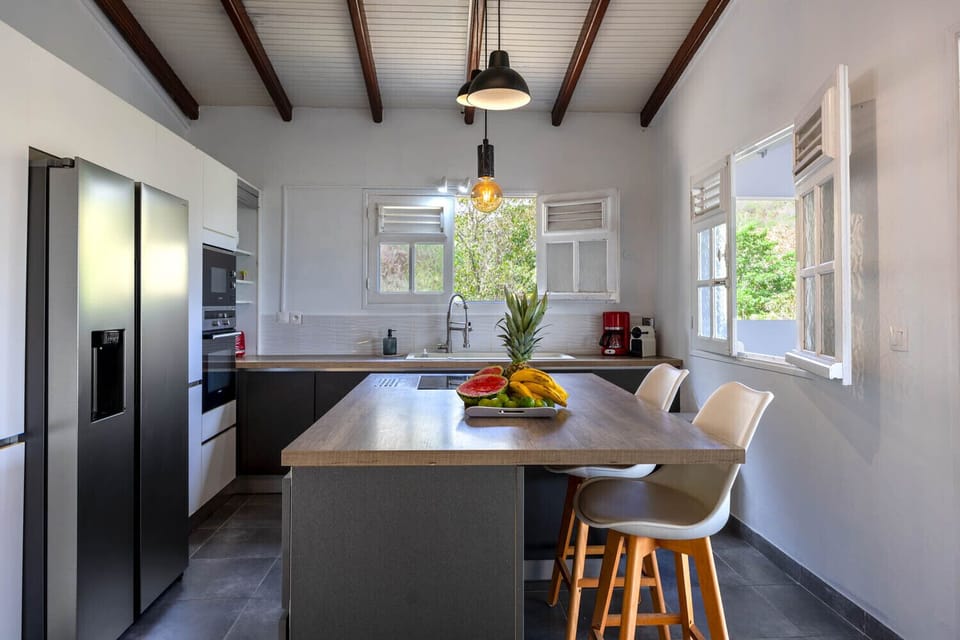 Préparez vos repas dans une cuisine haut de gamme et entièrement équipée à la Villa Émeraude. Son îlot central convivial et ses équipements modernes, dont un large réfrigérateur américain, en font un espace idéal pour les gourmets.