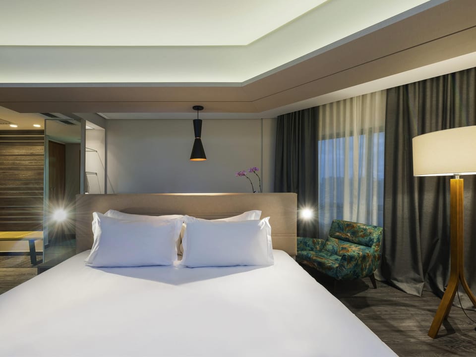 Deluxe Suite, 1 King Bed | Hypo-allergenic bedding available, minibar, in-room safe, desk
