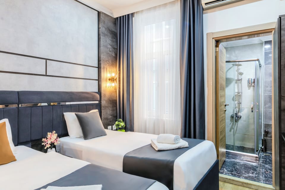 Deluxe Triple Room | In-room safe, desk, blackout drapes, soundproofing
