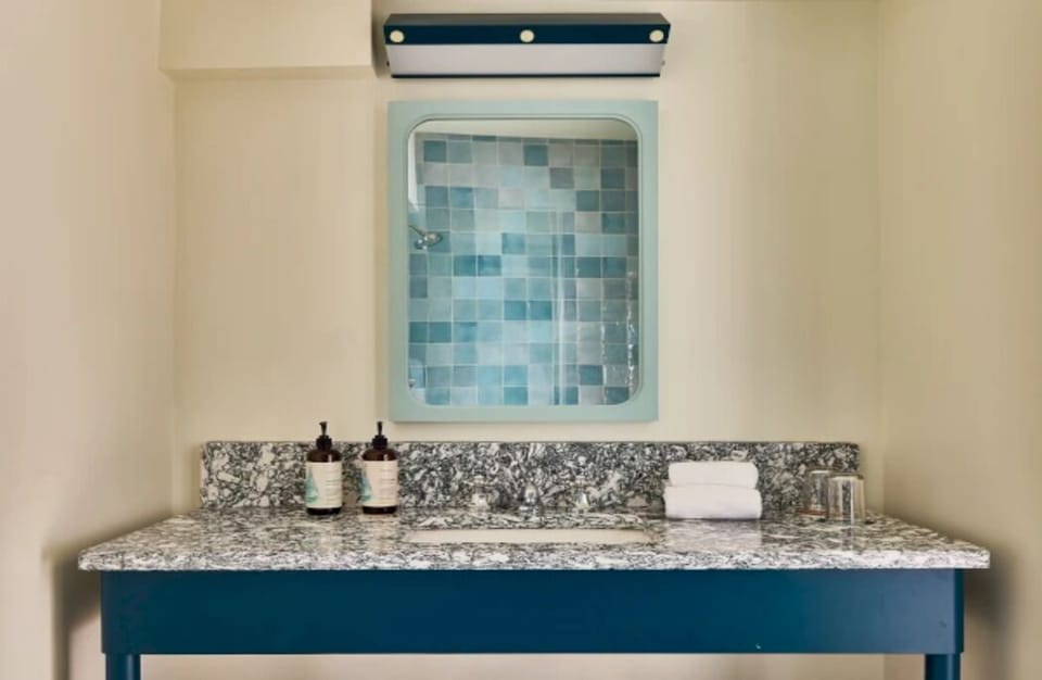 Get ready with luxe counter space and fresh, fluffy towels.