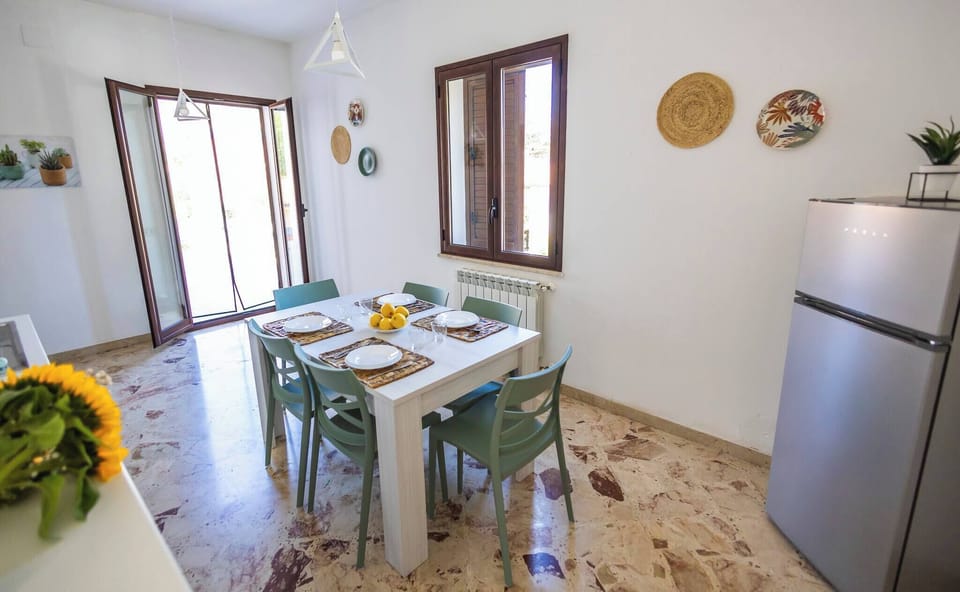 Apartment, 2 Bedrooms | Dining room
