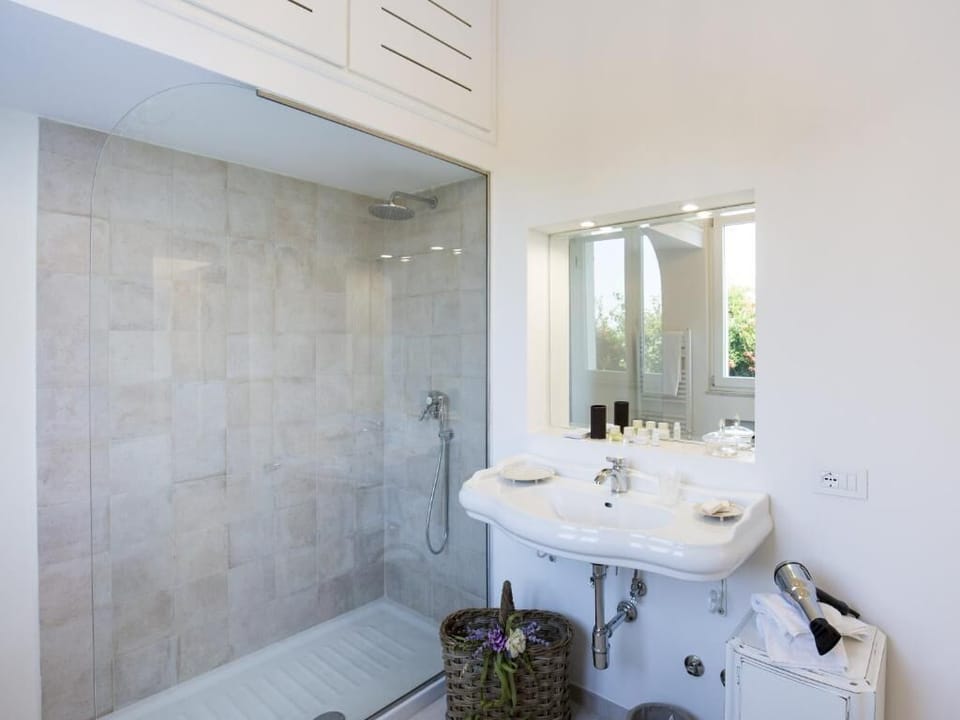 Superior Triple Room, Balcony, Garden View | Bathroom | Hair dryer, bidet, towels, soap