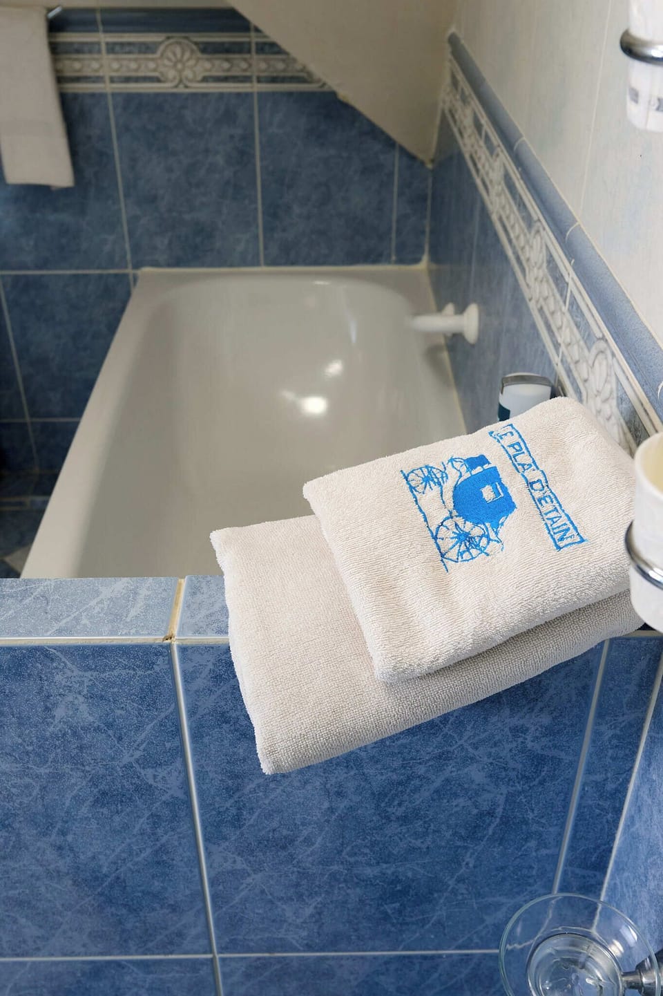 Classic Double Room | Bathroom | Hair dryer, towels, soap, shampoo