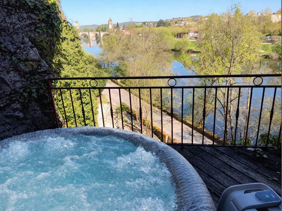 Outdoor spa tub