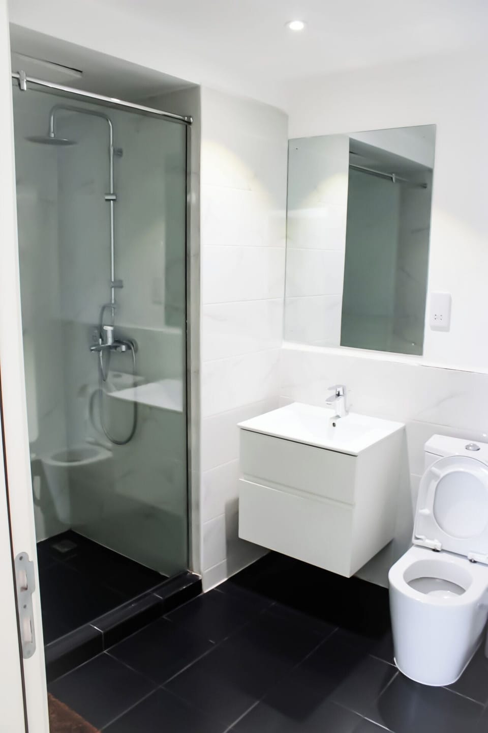 Deluxe Apartment, Garden View | Bathroom | Free toiletries, towels, toilet paper