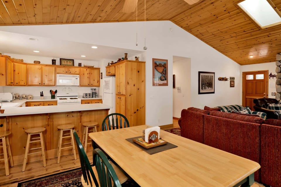 Cabin, Multiple Beds | 3 bedrooms, individually decorated, individually furnished, bed sheets