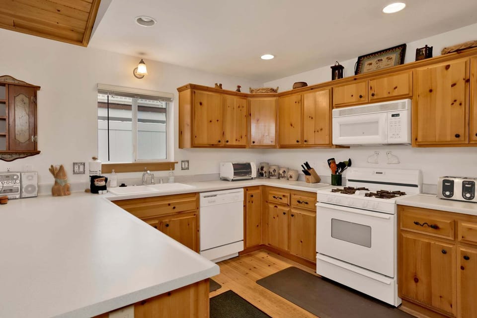 Cabin, Multiple Beds | Private kitchen