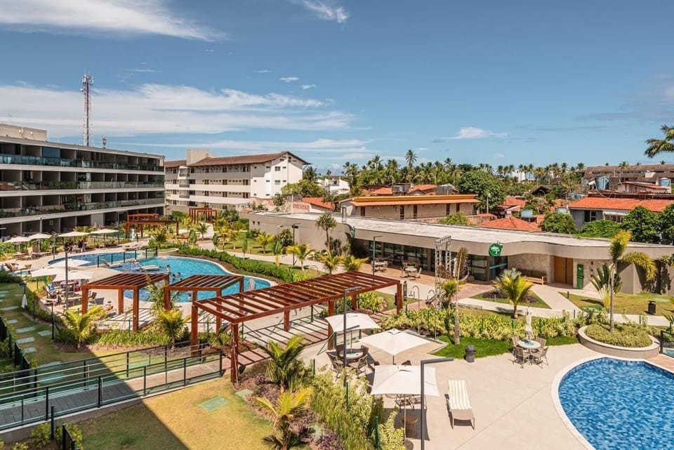 6 outdoor pools