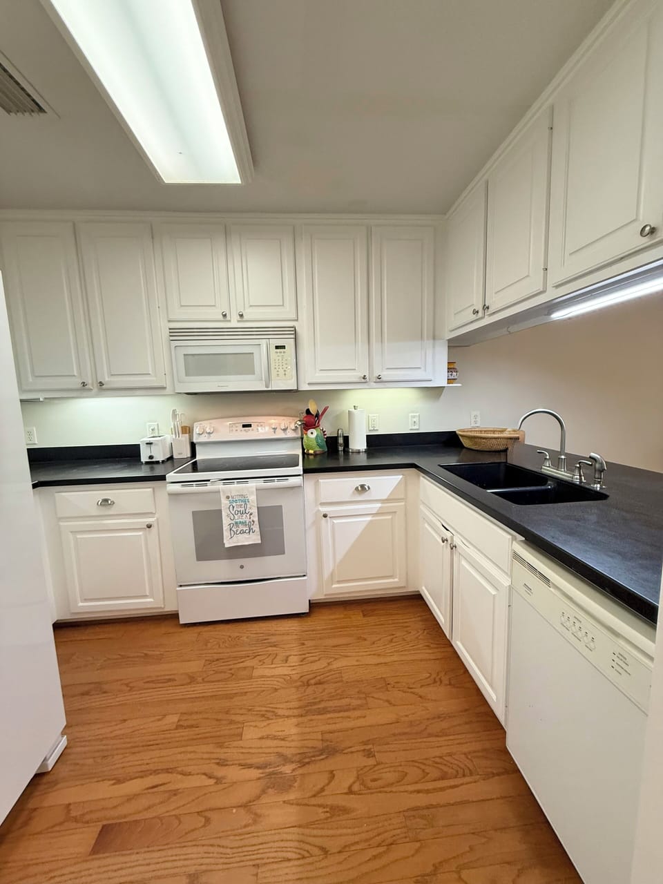 Fully equipped kitchen with ample counter space-ideal for easy meals 