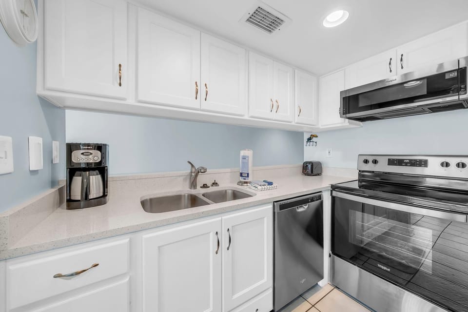 Condo, 1 Queen Bed with Sofa bed (Sunbird 202E) | Private kitchen