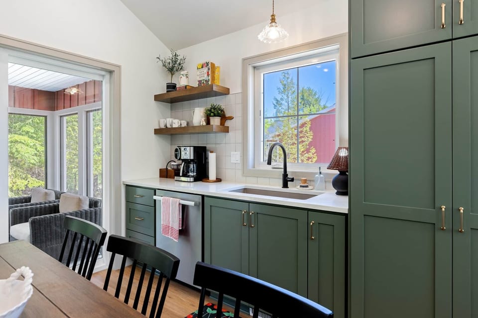 Fully Equipped Kitchen with Custom Cabinetry