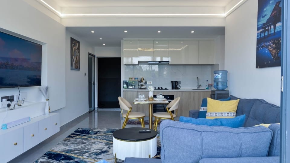Deluxe Duplex, City View | Iron/ironing board, free WiFi