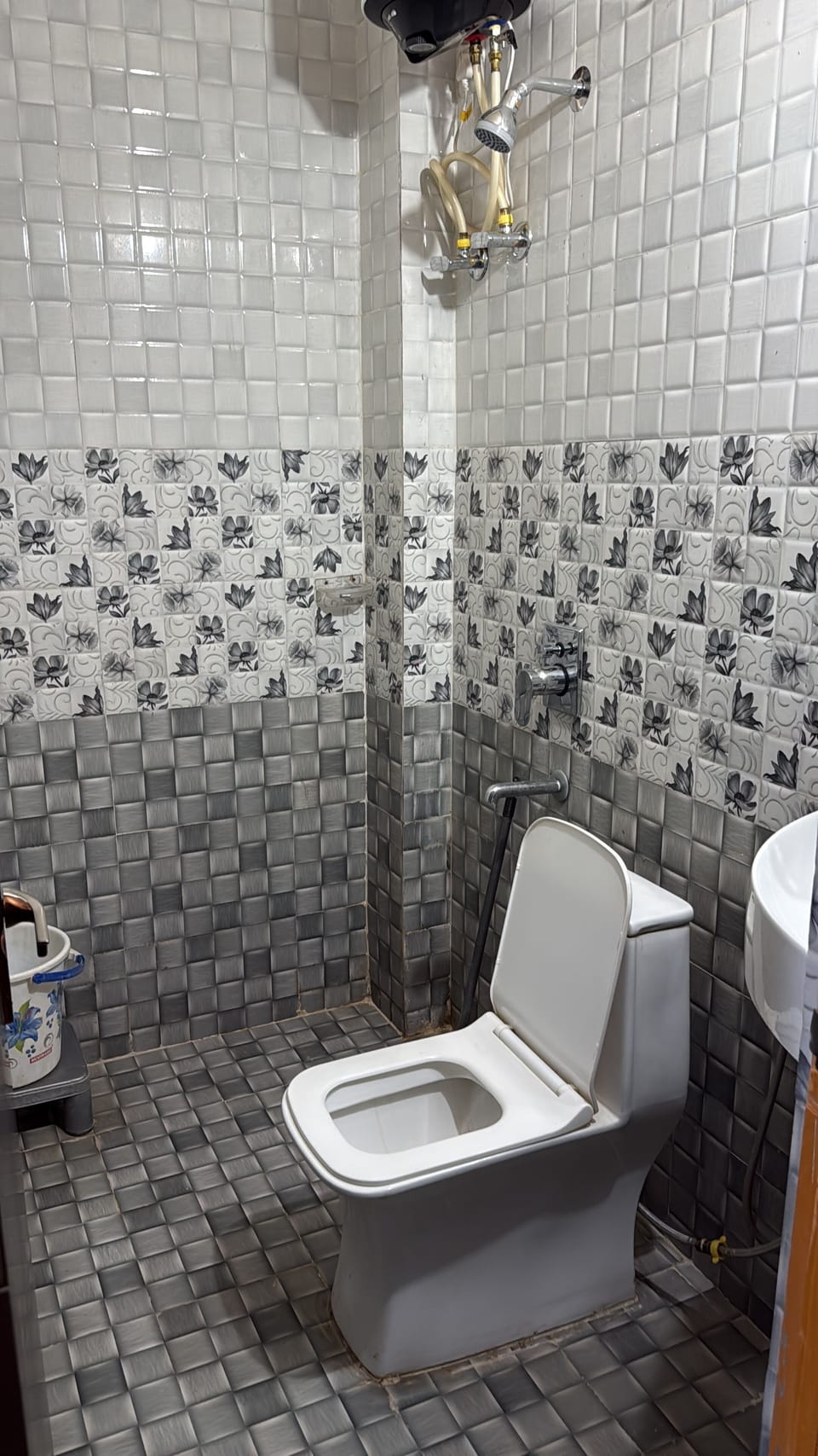Deluxe Double Room | Bathroom | Shower, towels, soap, shampoo