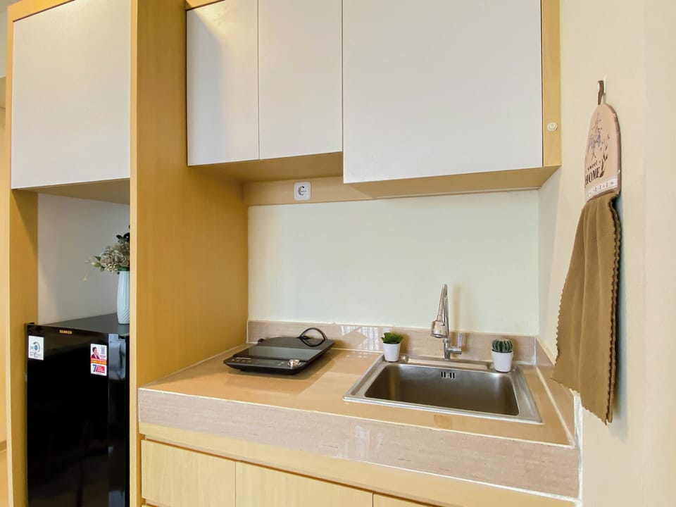 Standard Apartment | Private kitchen | Electric kettle, cookware/dishes/utensils