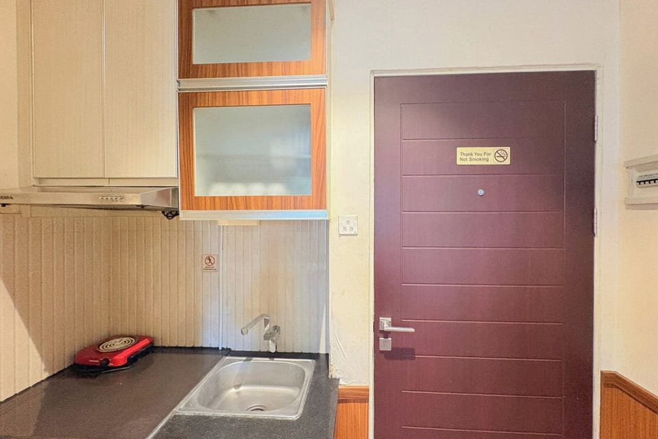 Standard Apartment | Private kitchen | Stovetop, electric kettle