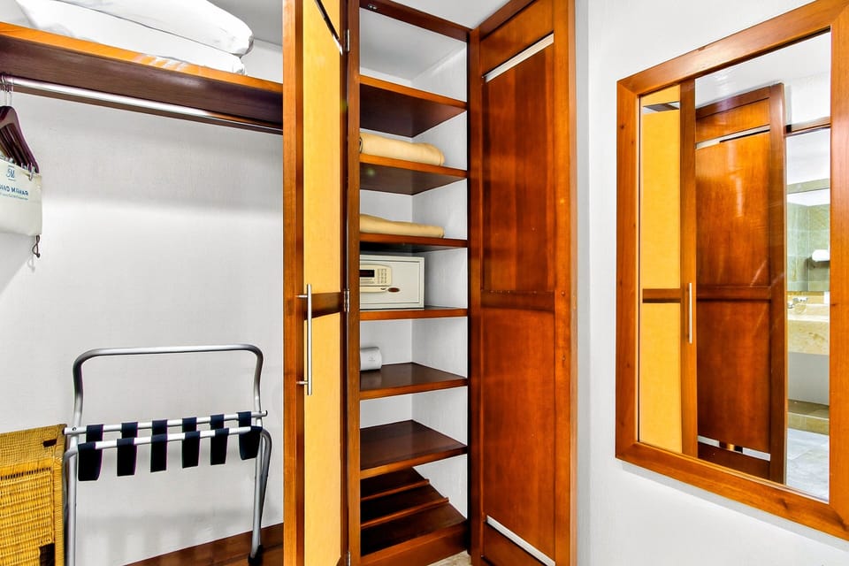 Apartment, Multiple Beds, Pool Access, Ocean View (Grand Miramar A102) | Interior