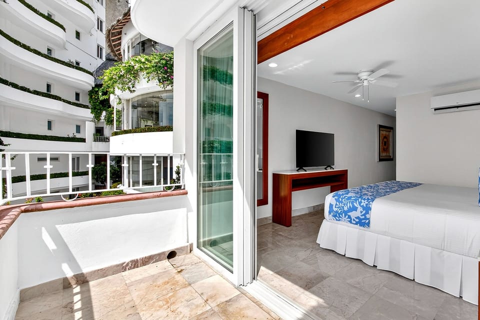 Relaxing Coastal Escape With Panoramic Views, Pool, hot tub & Sunny Terrace Apartment in Puerto Vallarta