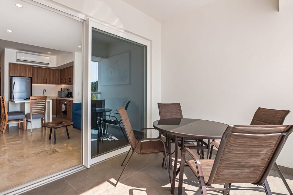 Condo, 1 King Bed with Sofa bed, Balcony, Ocean View (Sapphire Shores at Harbor Torre Norte) | Private kitchen