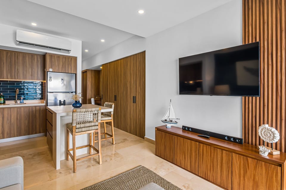 Condo, 1 King Bed with Sofa bed, Pool Access, Ocean View (Velvet Tide at Harbor 171 Torre Norte) | Interior