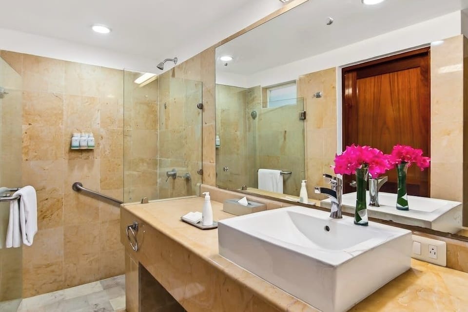 Luxurious Partial Ocean-view Suite With 3 Pools, hot Tub, gym & Balcony Apartment in Puerto Vallarta