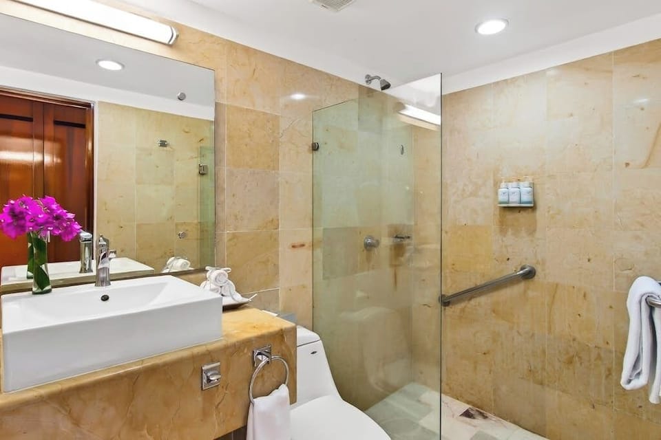 Luxurious Partial Ocean-view Suite With 3 Pools, hot Tub, gym & Balcony Apartment in Puerto Vallarta