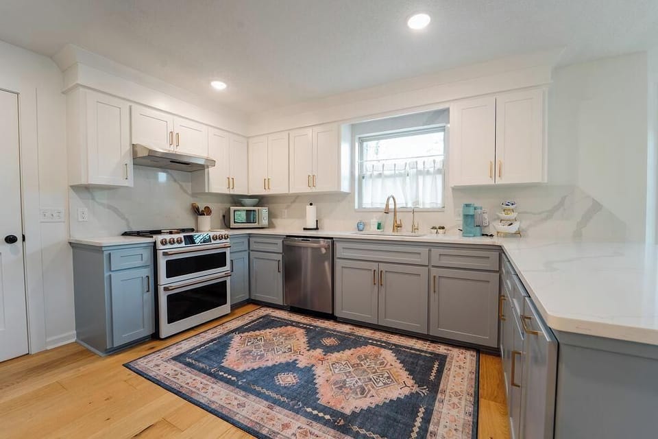 Full kitchen on the main level 