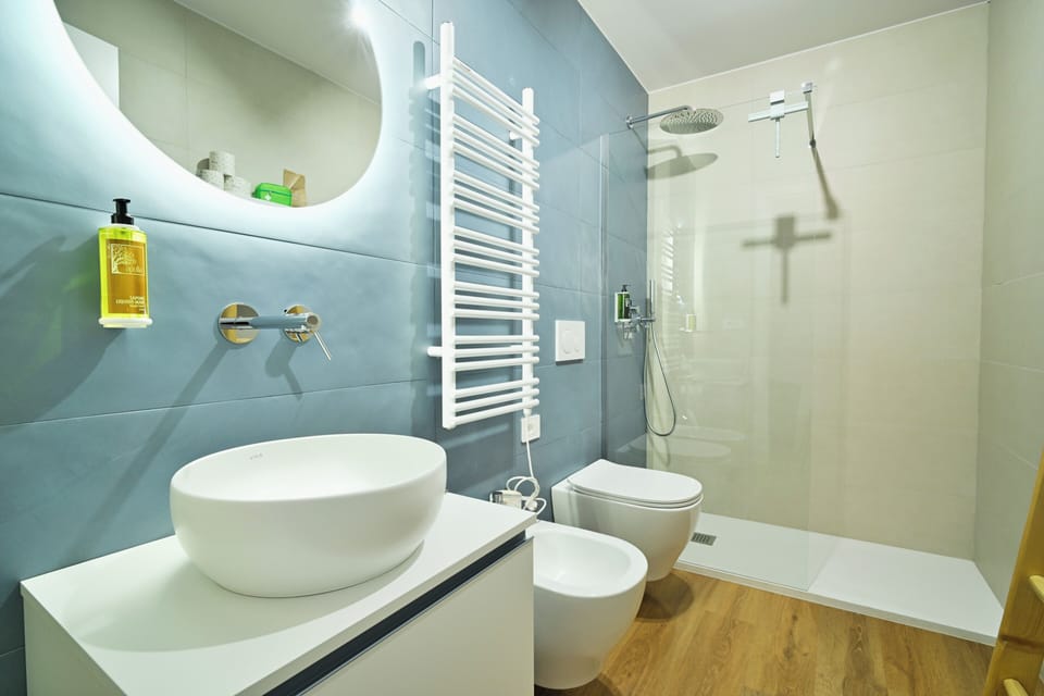 Comfort Double Room | Bathroom | Hair dryer, towels, soap, shampoo