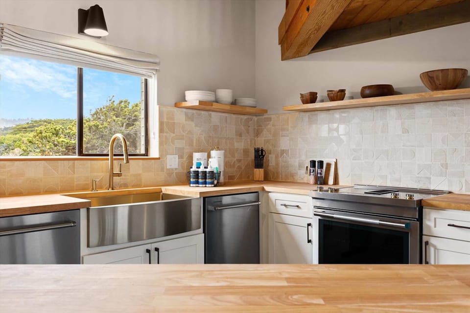 Fully equipped kitchen with modern appliances.