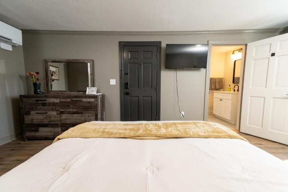 Farm Room | Desk, laptop workspace, iron/ironing board, WiFi (free)