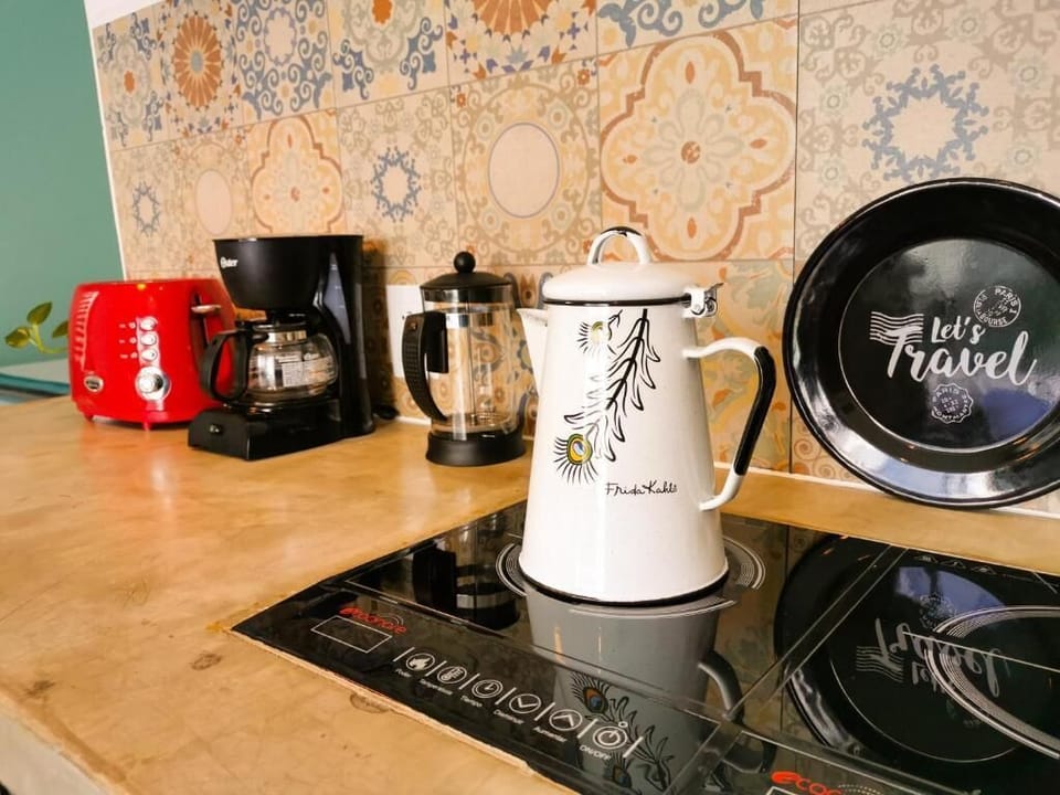 Deluxe Studio Suite, 1 King Bed | Coffee and/or coffee maker