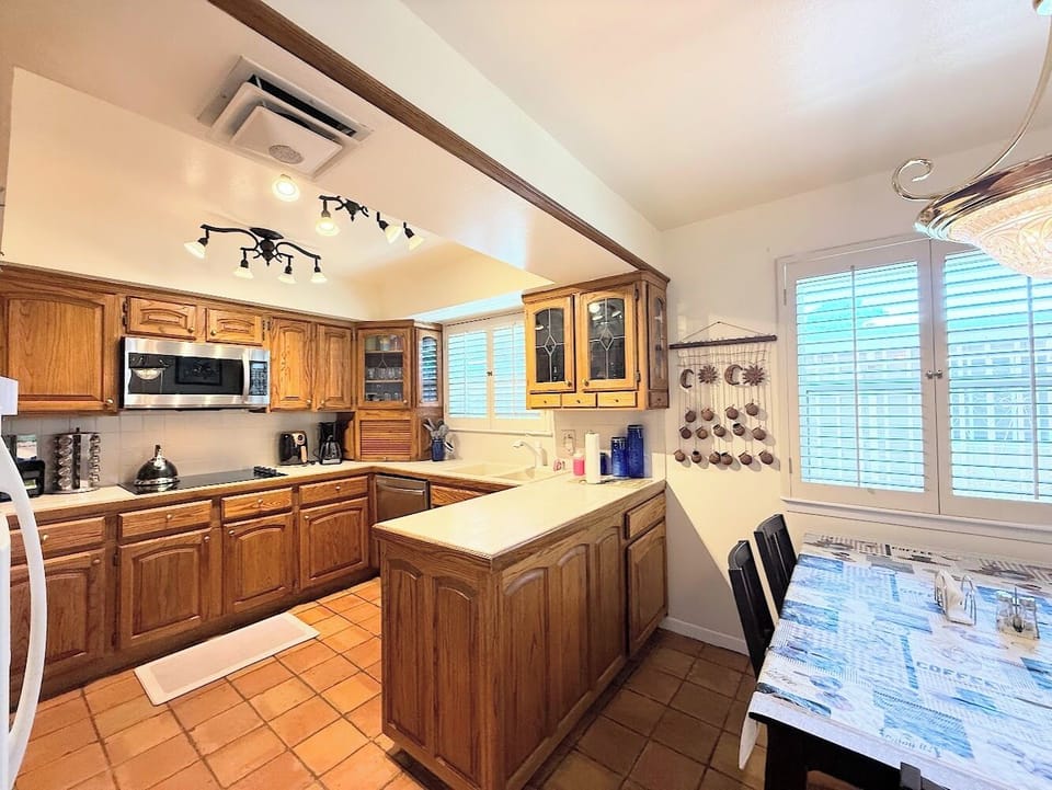 Fully equipped kitchen and breakfast area