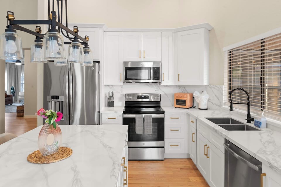 Where your inner chef meets vacation mode. Cook, chat, snack, repeat—this kitchen makes every meal a mini celebration.