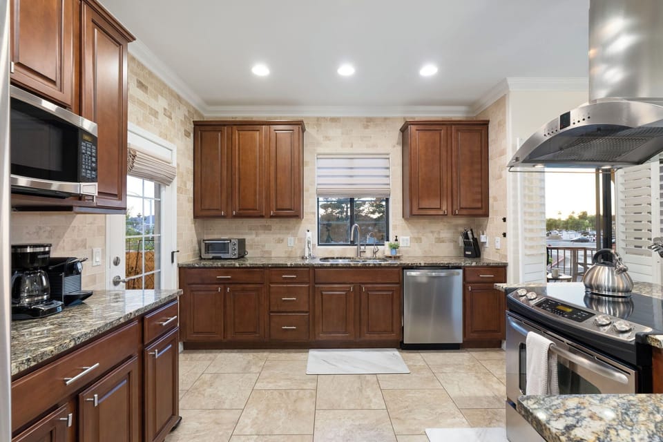 Prepare endless meals in the spacious kitchen featuring granite countertops!