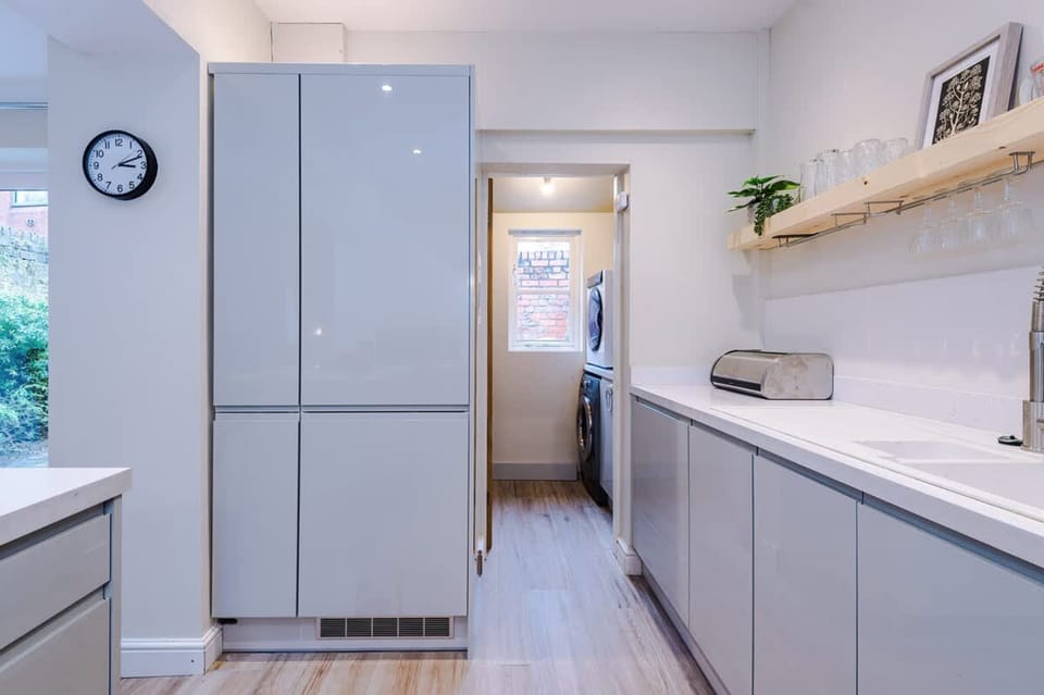 House | 2 bedrooms, desk
