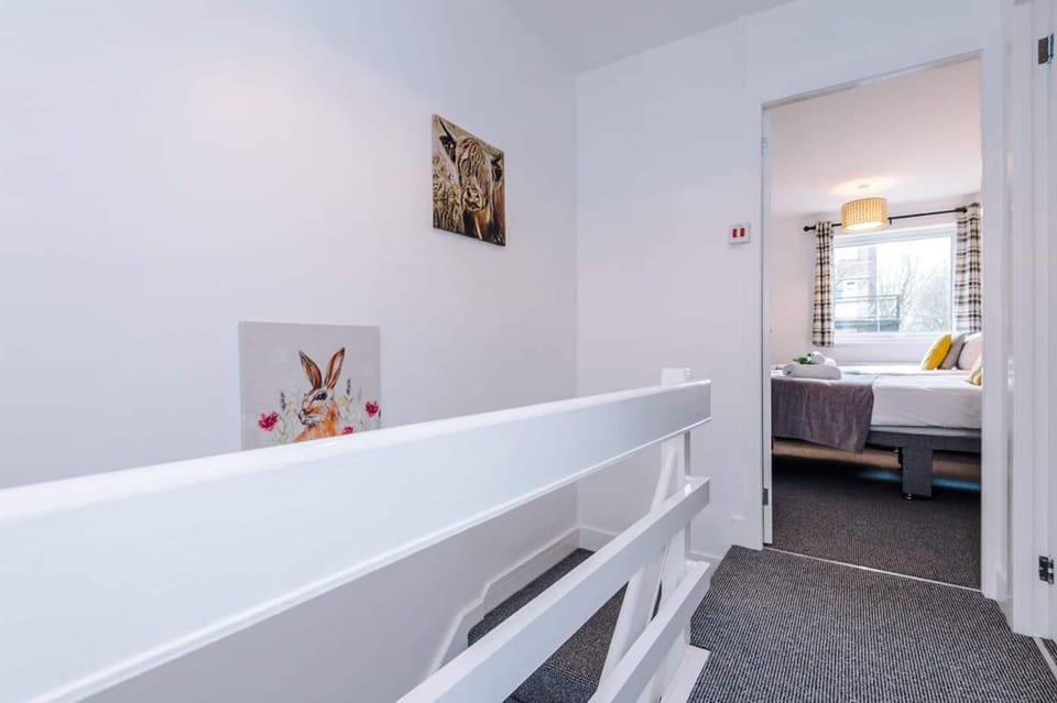 House | 3 bedrooms, desk