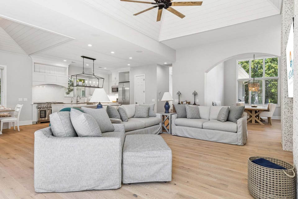Spacious main living room perfect for entertaining