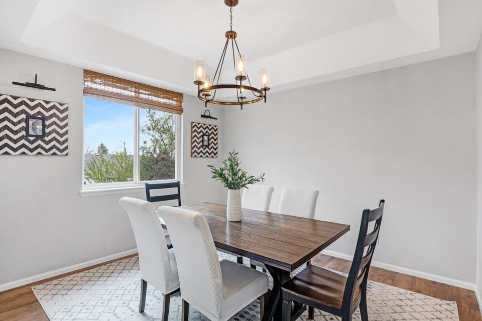 Dining room with seating for 6 people
