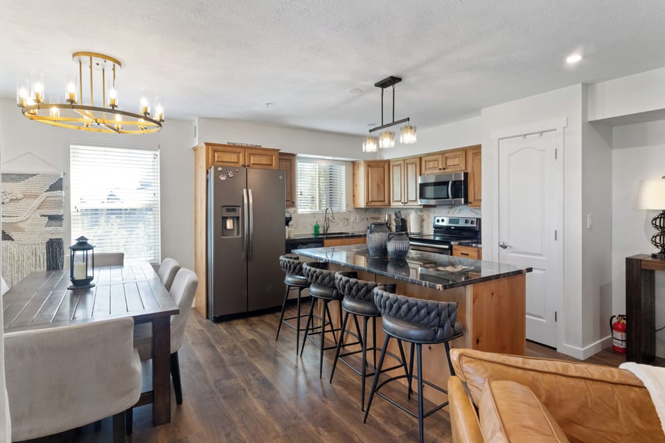 Full Kitchen / Dining Table