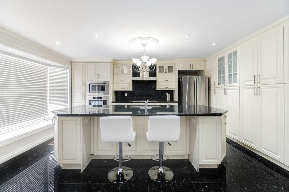 Kitchen & Breakfast Bar