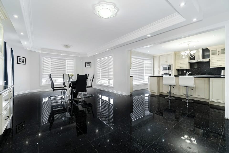Breakfast Area & Kitchen