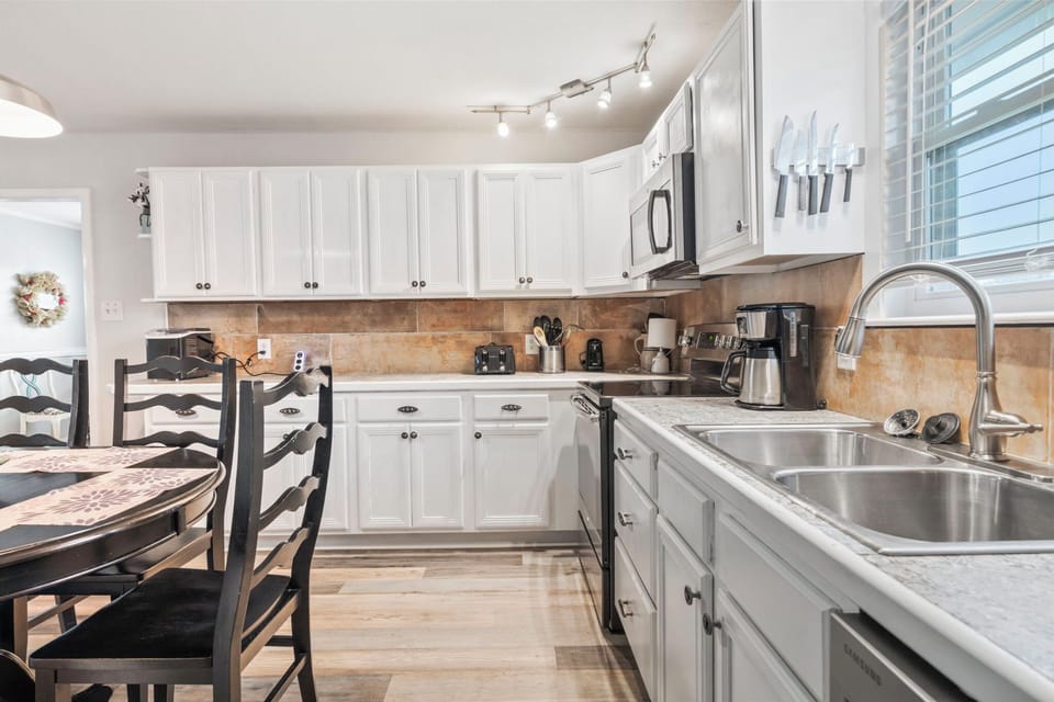 Modern Kitchen Featuring All the Necessities!