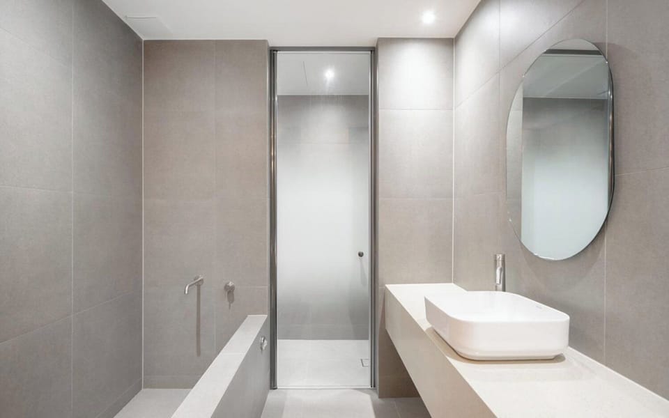 Standard- Styler | Bathroom | Separate tub and shower, hydromassage showerhead, free toiletries