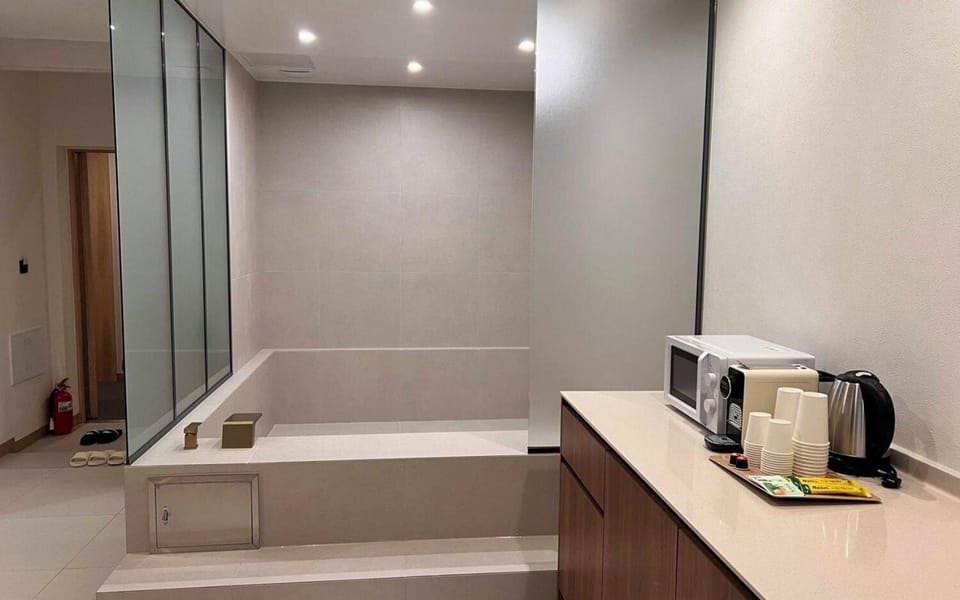 Deluxe Double Room | Bathroom | Separate tub and shower, hydromassage showerhead, free toiletries