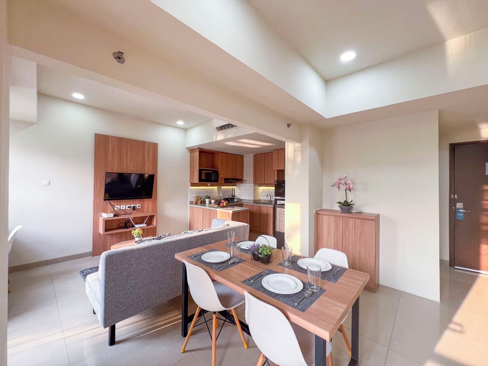 Deluxe Apartment, 2 Bedrooms, Balcony, City View | Dining