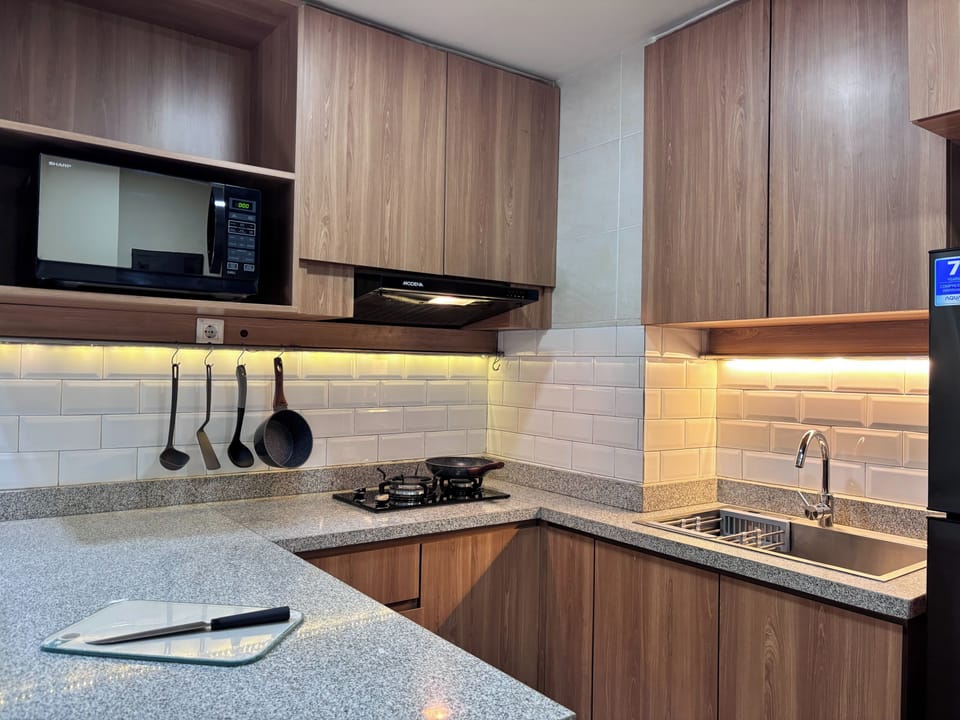 Deluxe Apartment, 2 Bedrooms, Balcony, City View | Private kitchen | Fridge, microwave, oven, dishwasher