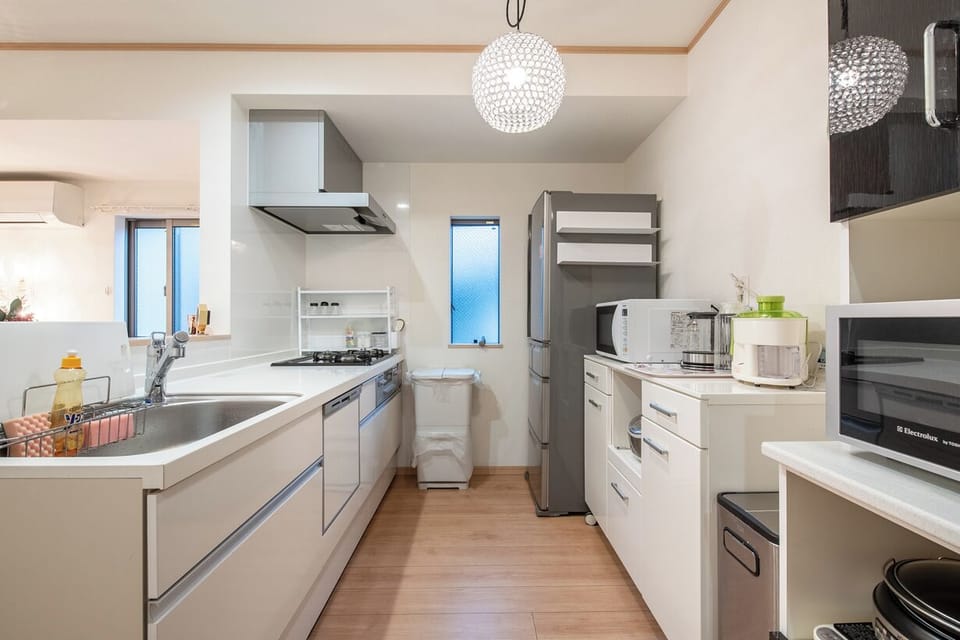 Comfort House, 4 Bedrooms, Non Smoking, Balcony | Private kitchen | Fridge, microwave, stovetop, cookware/dishes/utensils